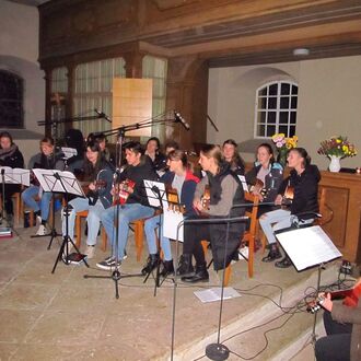 Der Gitarrenkreis zur evang. Lichtermesse in Rüsseina