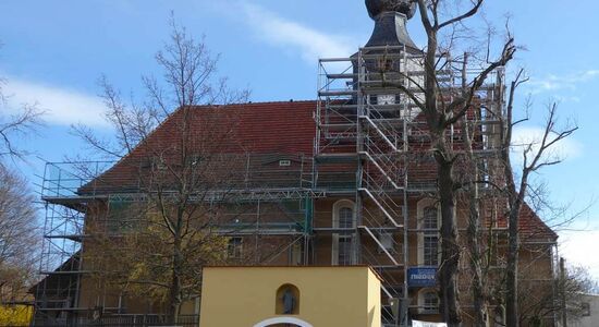 Kirche Raußlitz (Vorderseite) - Dacharbeiten