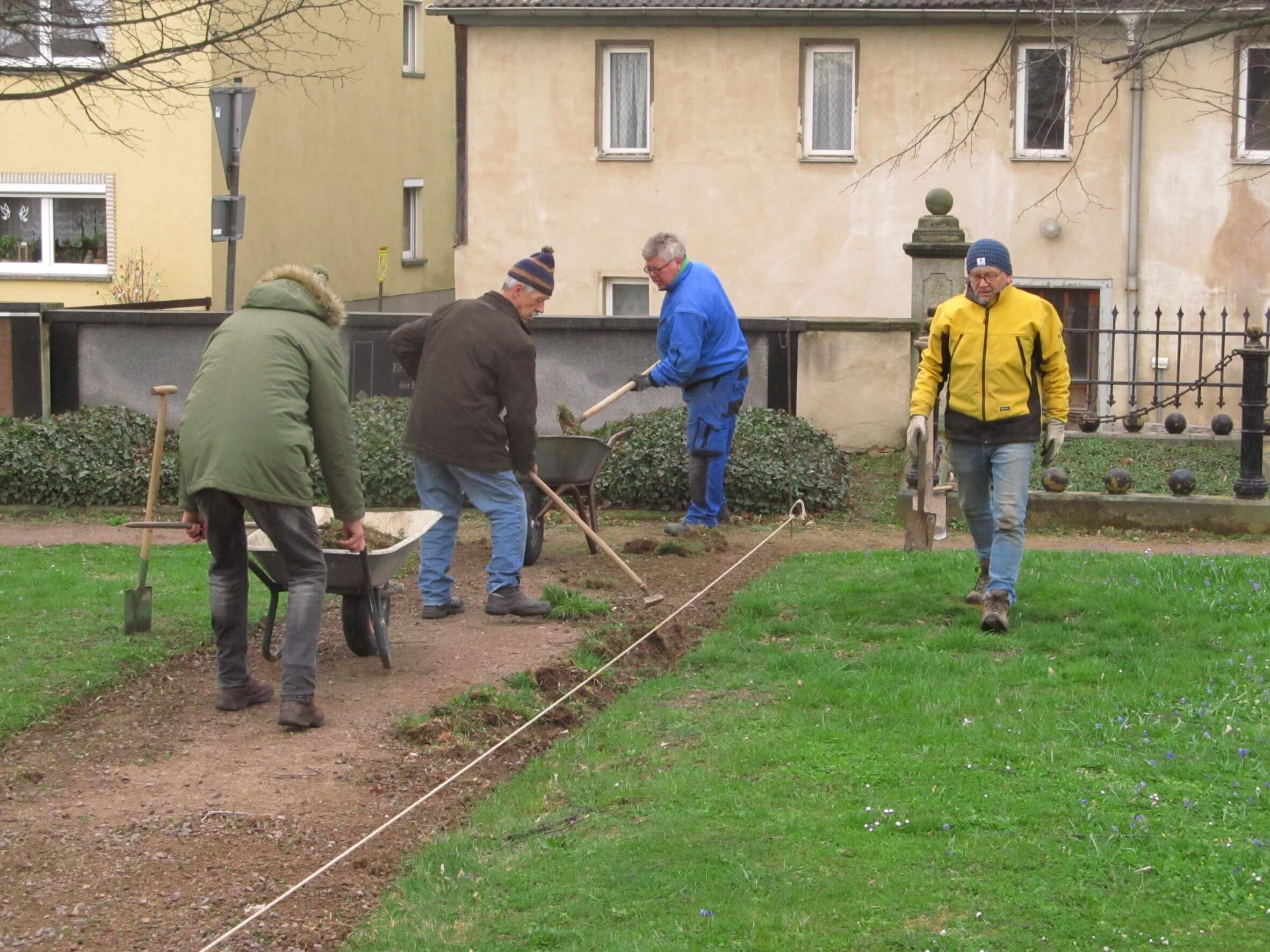 Frühlings-Friedhofseinsätze auf unseren Friedhöfen - hier Rüsseina