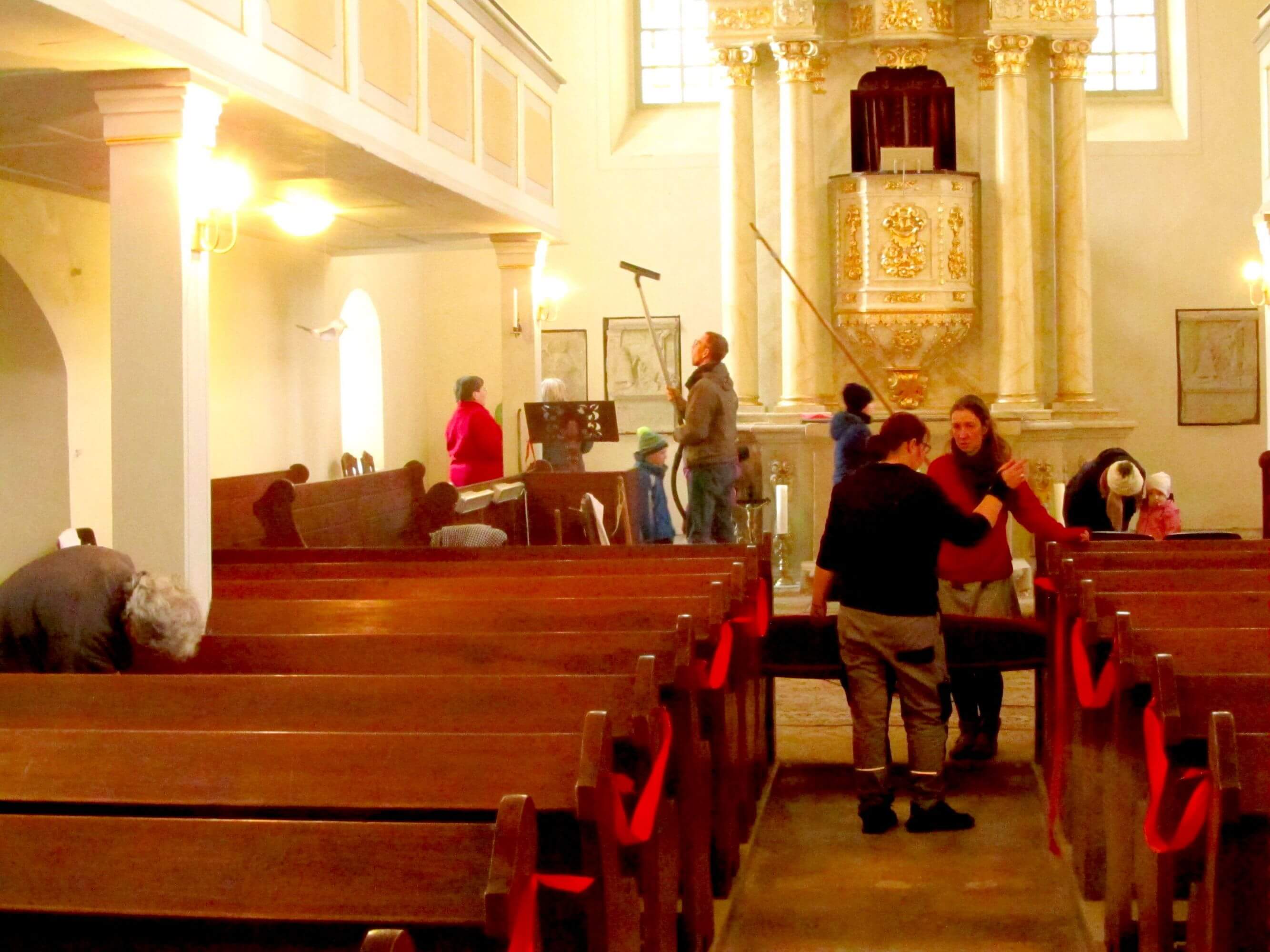 Kirchen-Frühjahrsputzaktionen in unseren Kirchen - hier Raußlitz