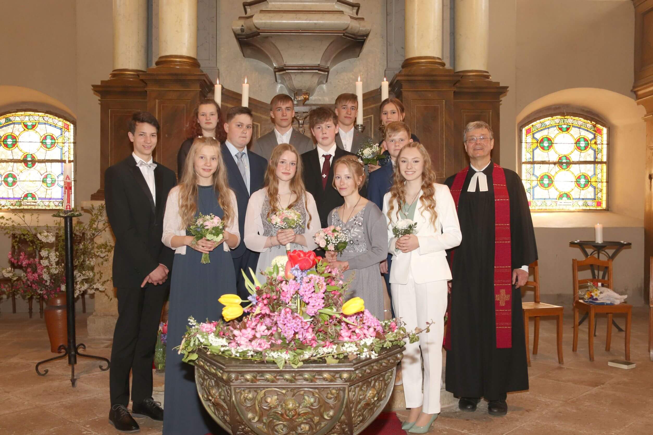 Konfirmandengruppe zur Konfirmation - Bereich Rüsseina