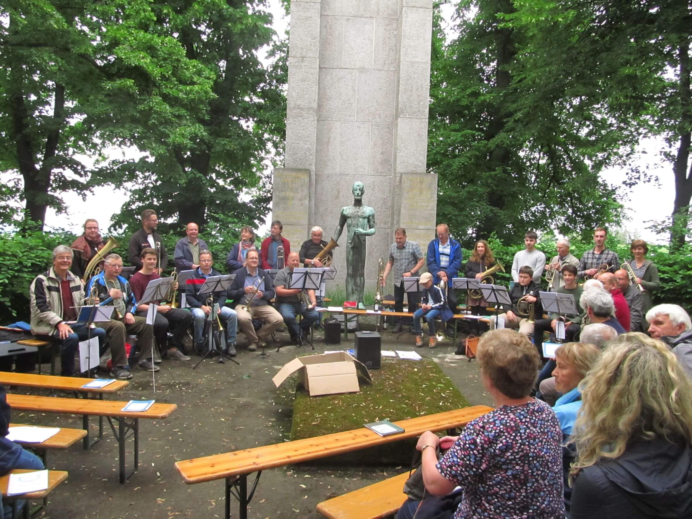 Posaunenchöre Rüsseina und Ziegenhain zum trad. Volksliedermusizieren auf der Radewitzer Höhe