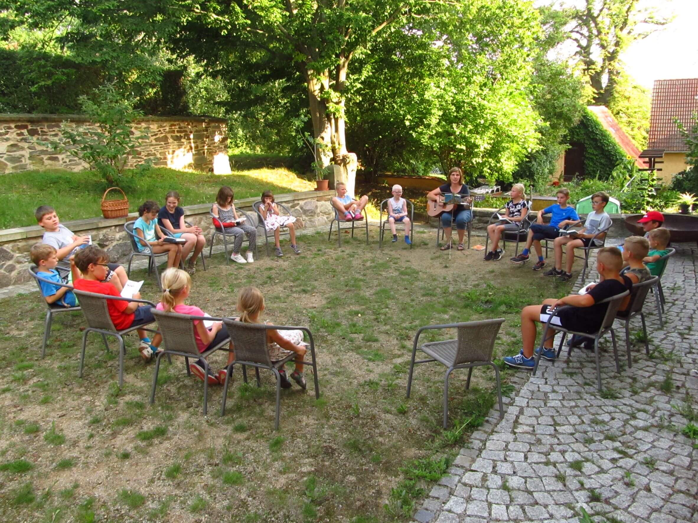 Beim Kinderzelten in Rüsseina