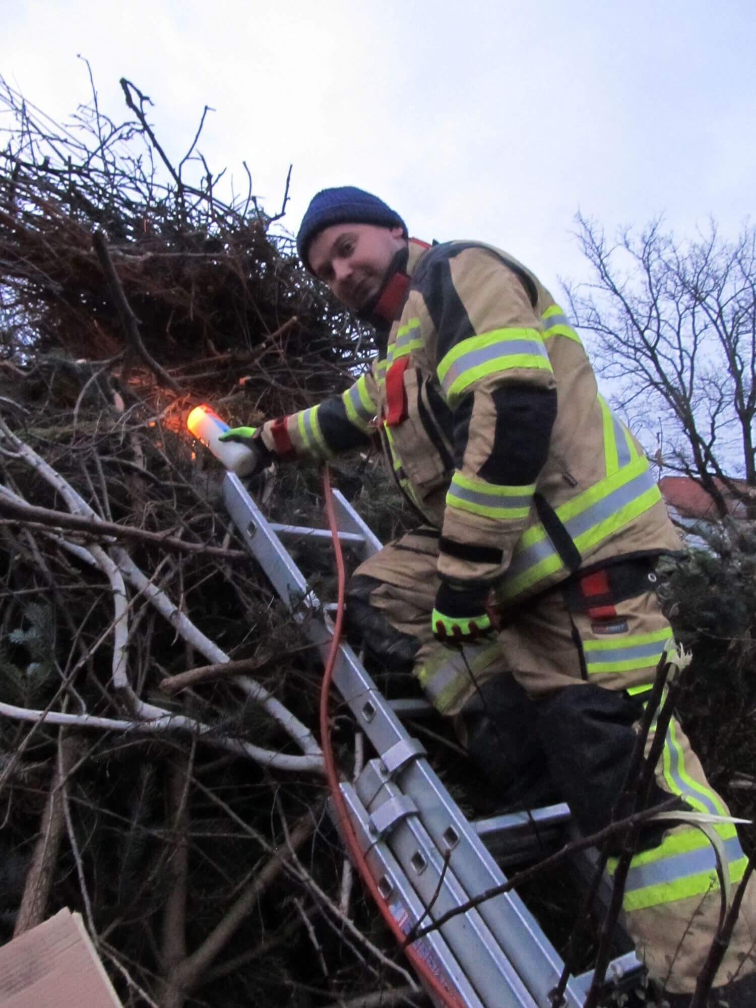 Das Osterfeuer wird mit dem Kirchenosterlicht entzündet