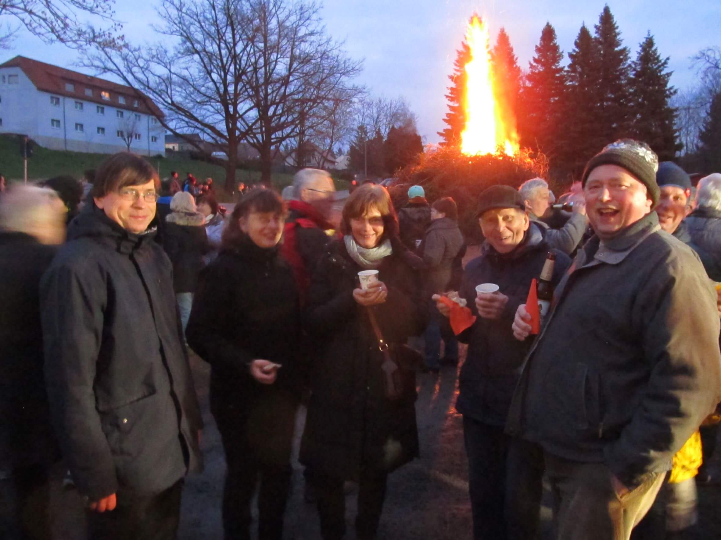Osternachtsfeier mit Osterfeuer in Raußlitz