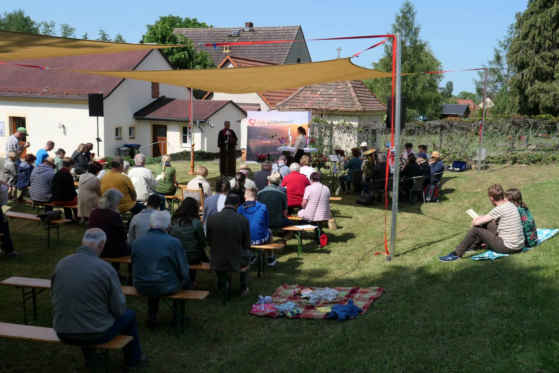 Pfingstgottesdienst auf der Pfarrwiese Wendischbora