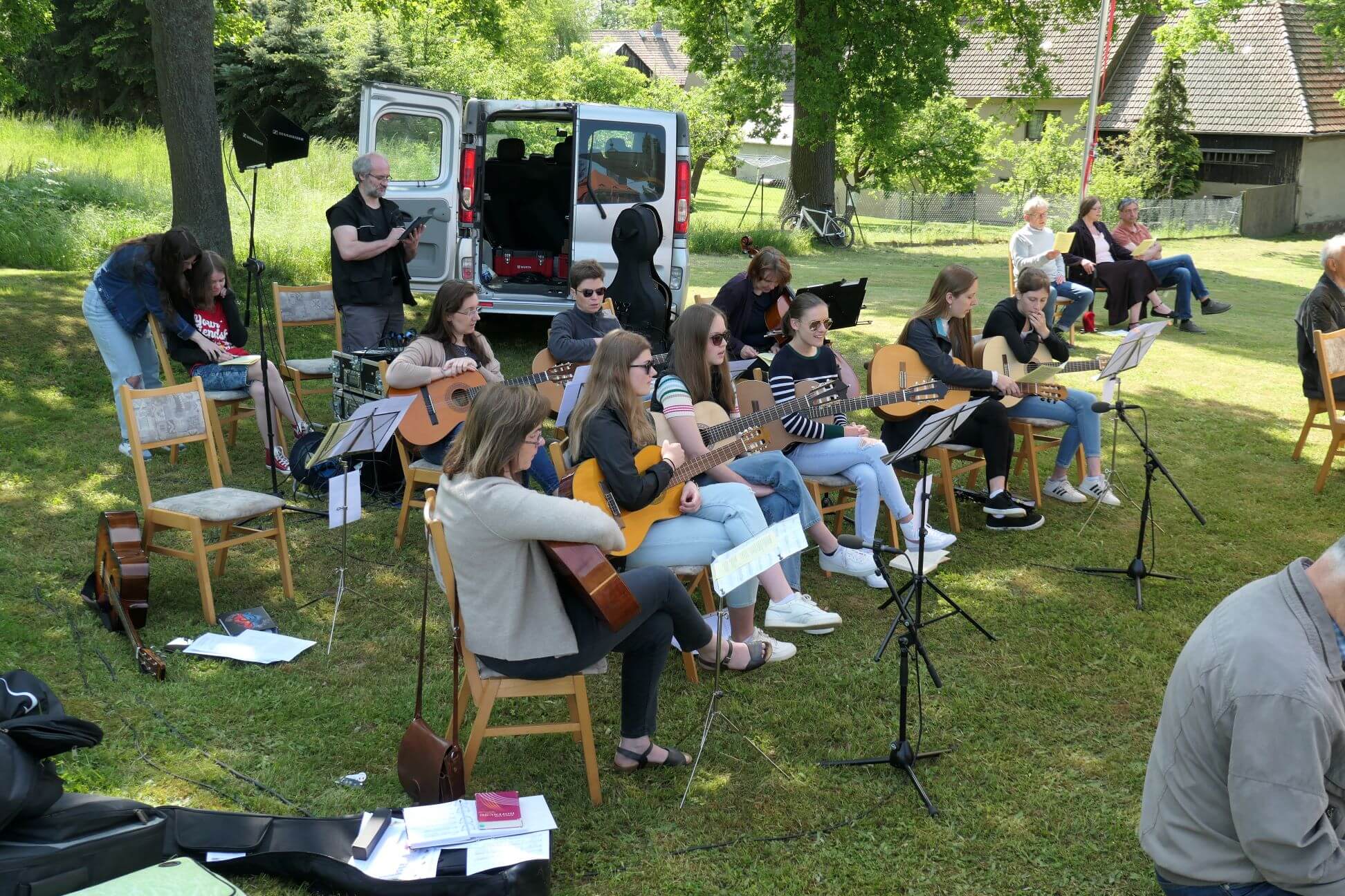 Gitarrengruppe zum Pfingstgottesdienst