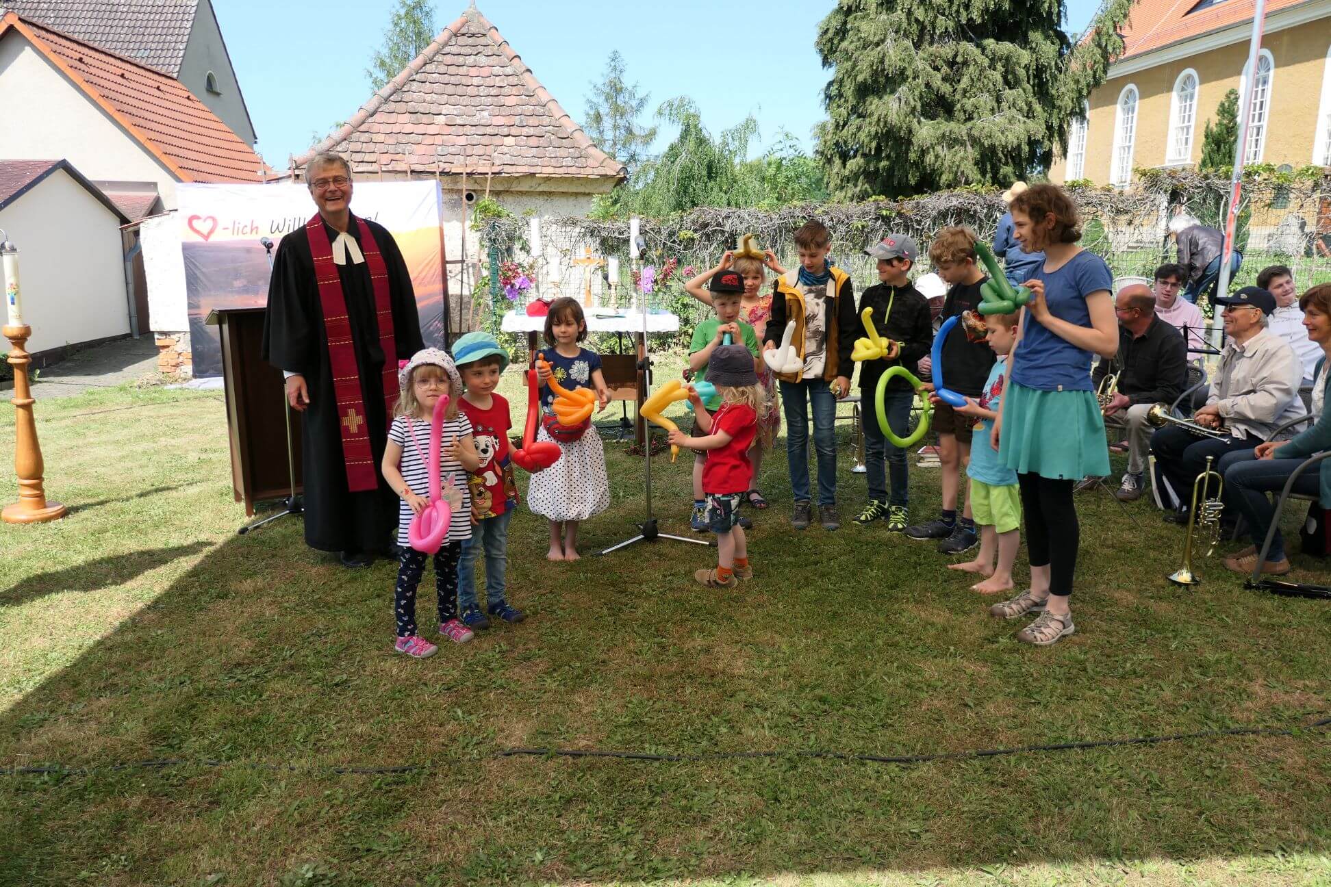 Kindergruppe zum Pfingstgottesdienst