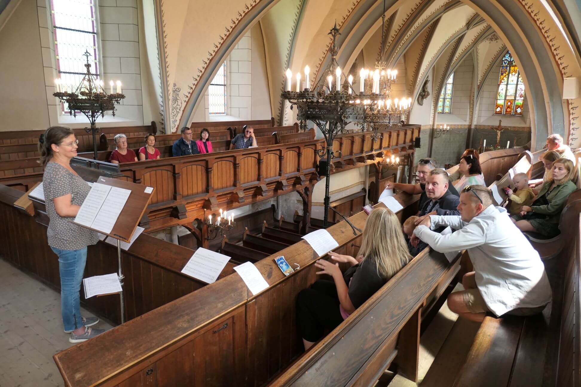 Mit den Letten zu Besuch in der Kirche Leuben