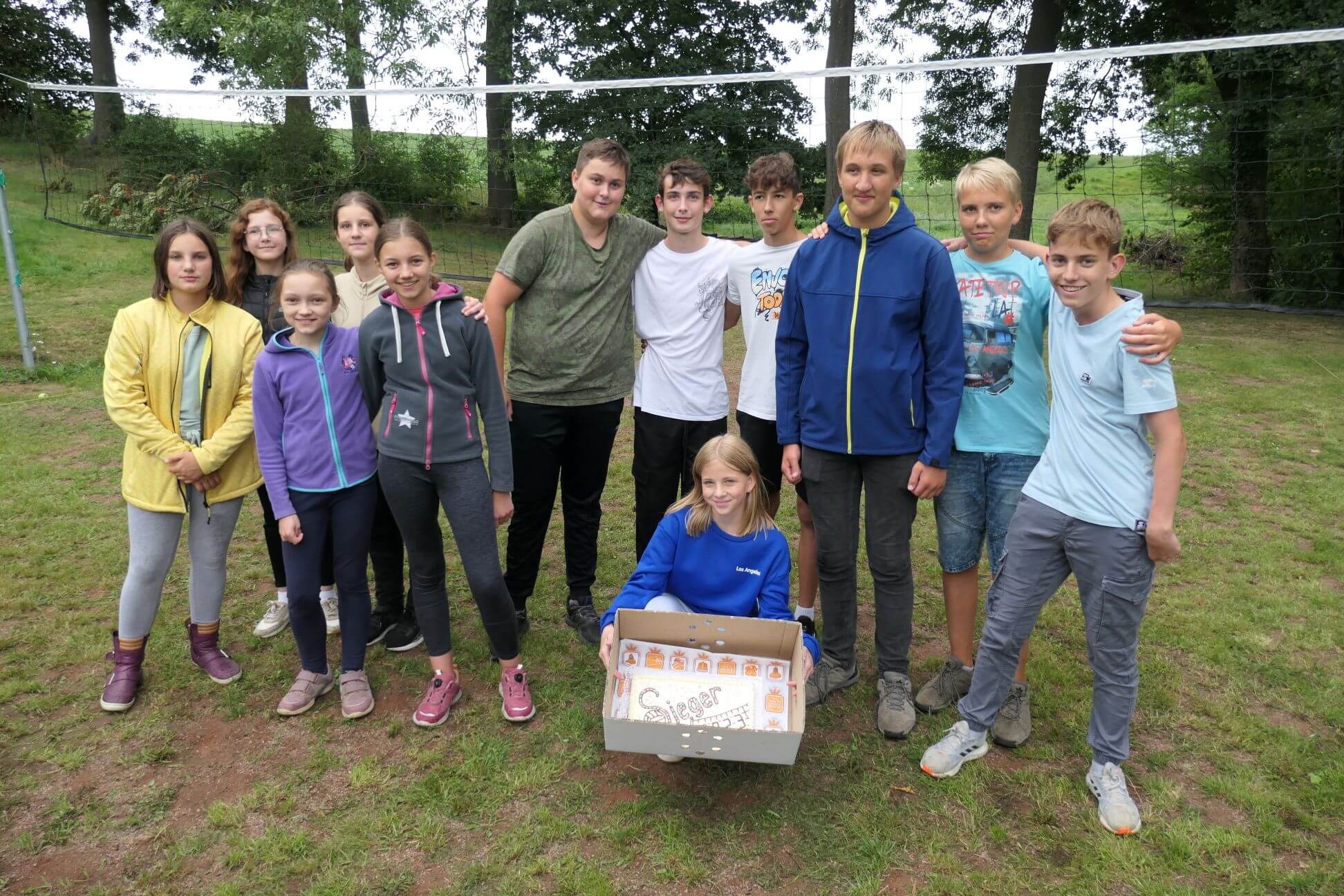 Offenes Volleyballturnier Rüsseina 2023 - Sieger mit Torte