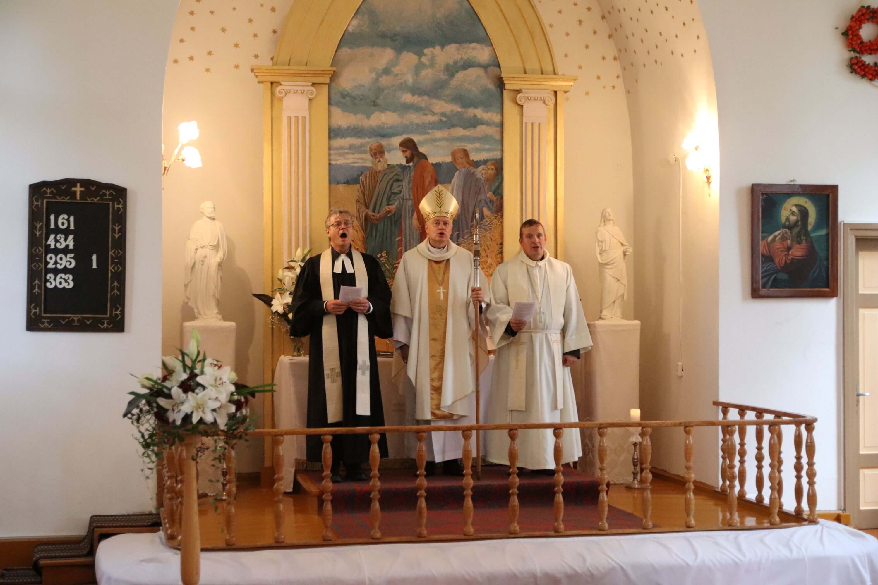 Pfarrer Hahn mit dem lettischen Bischof Einars Alpe und Pfarrer Mārtiņš Vaickovskis