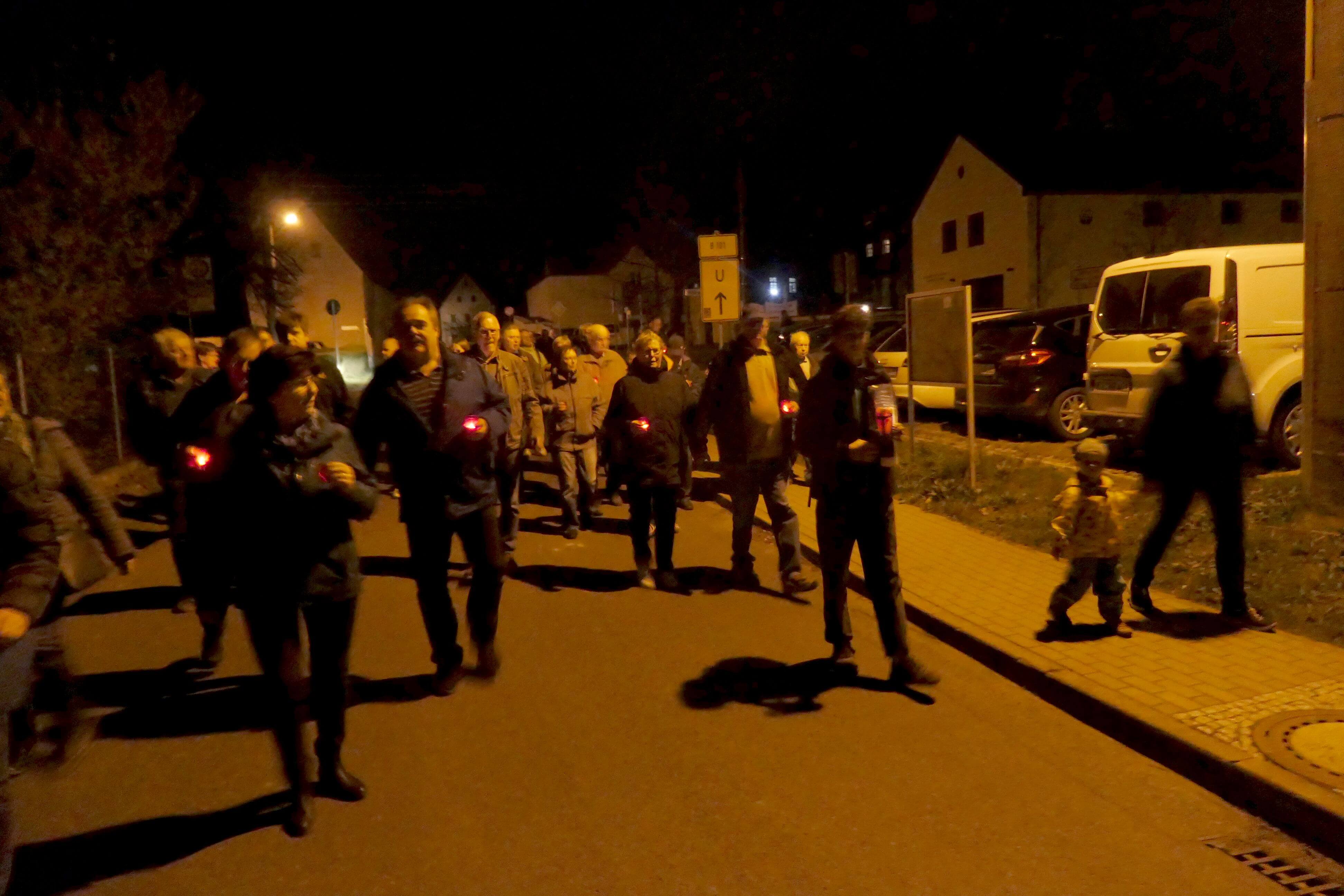 Mit dem Osterlicht auf dem Weg zum Osterfeuer in Raußlitz