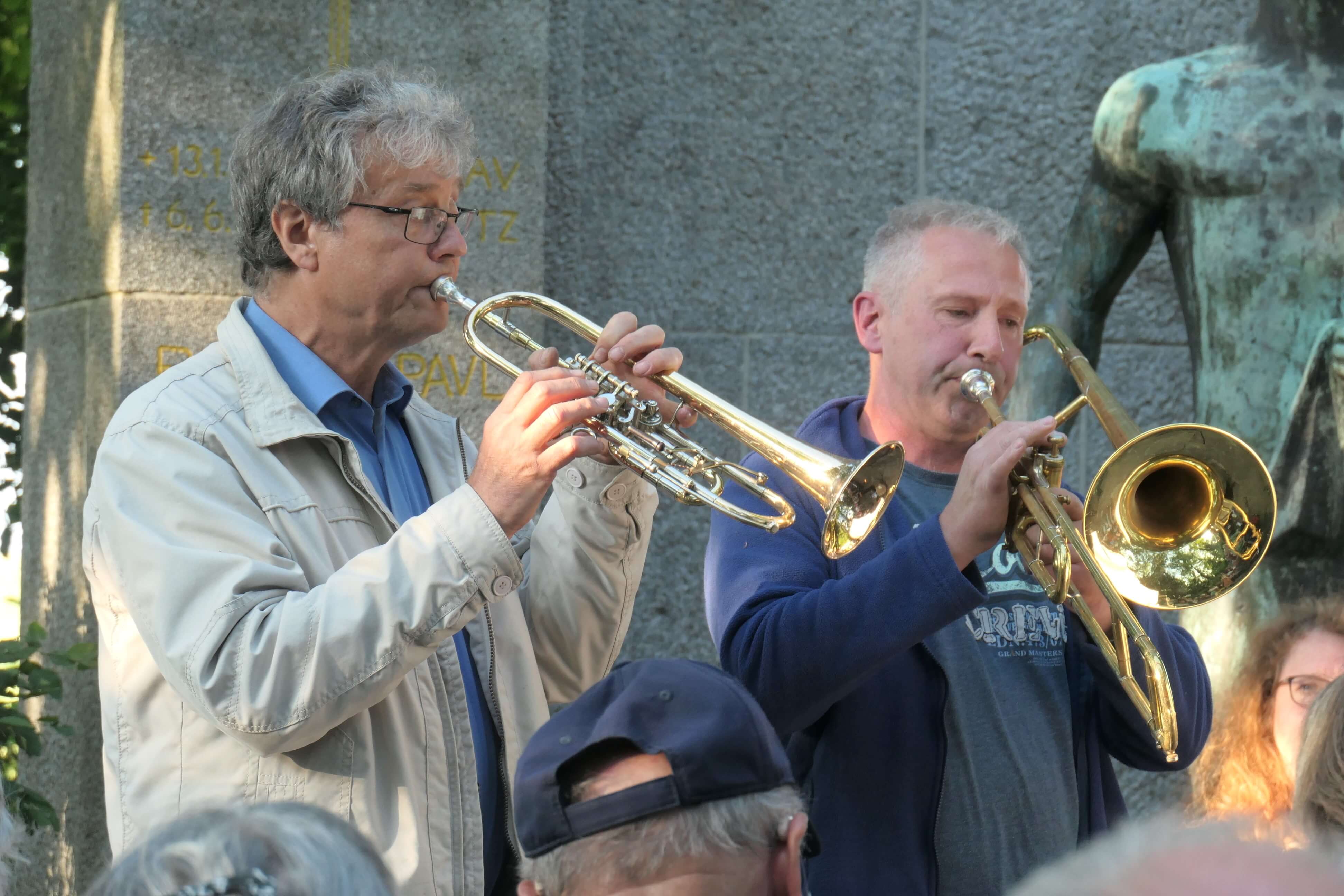 Ein neues Mitglied im Posaunenchor Rüsseina (rechts)