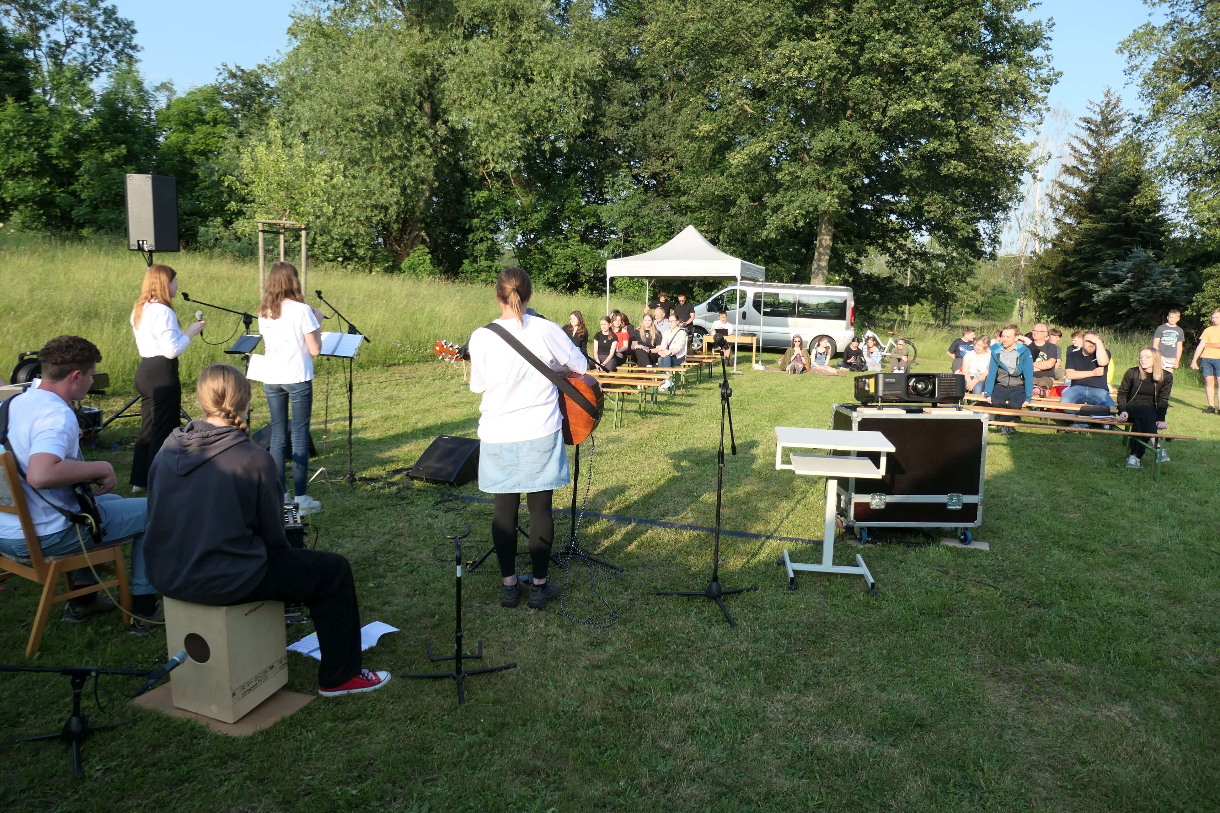 Jugendgottesdienst auf der Kirchgemeinde-Wiese