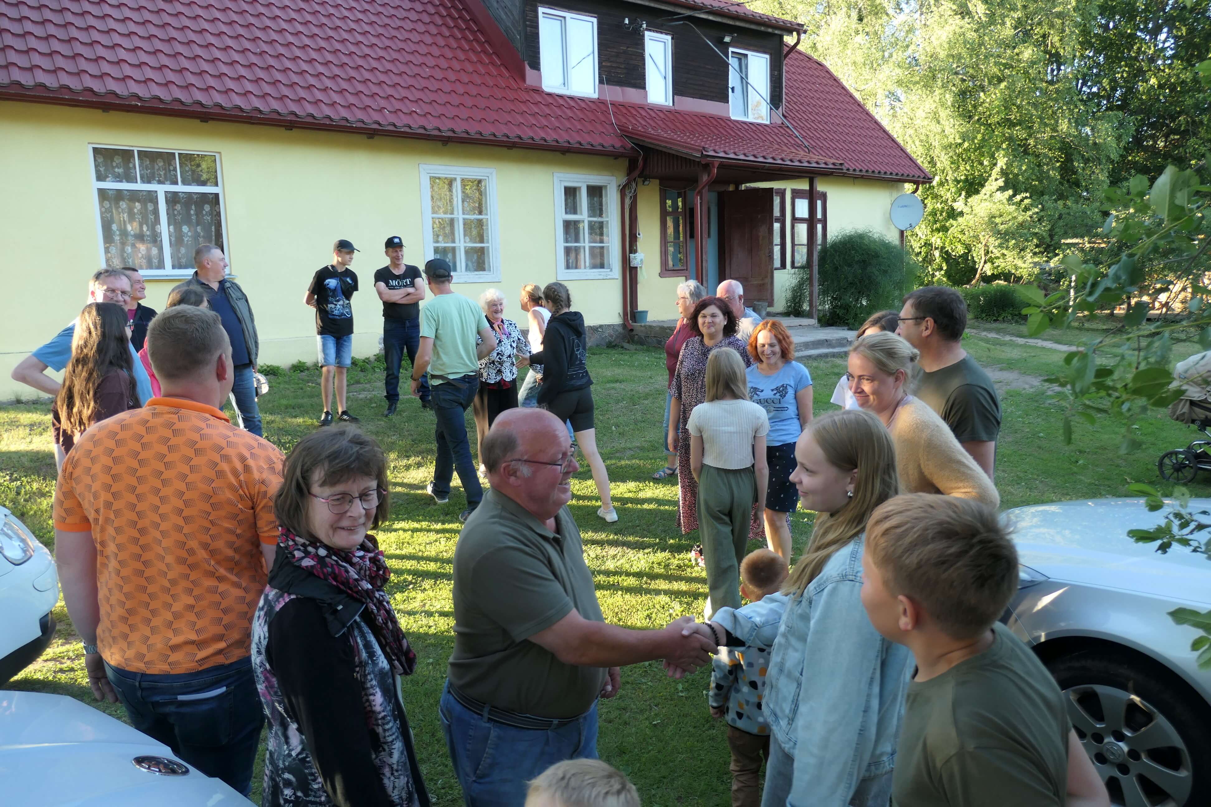 Ankunft am Gemeindehaus in Vilaka