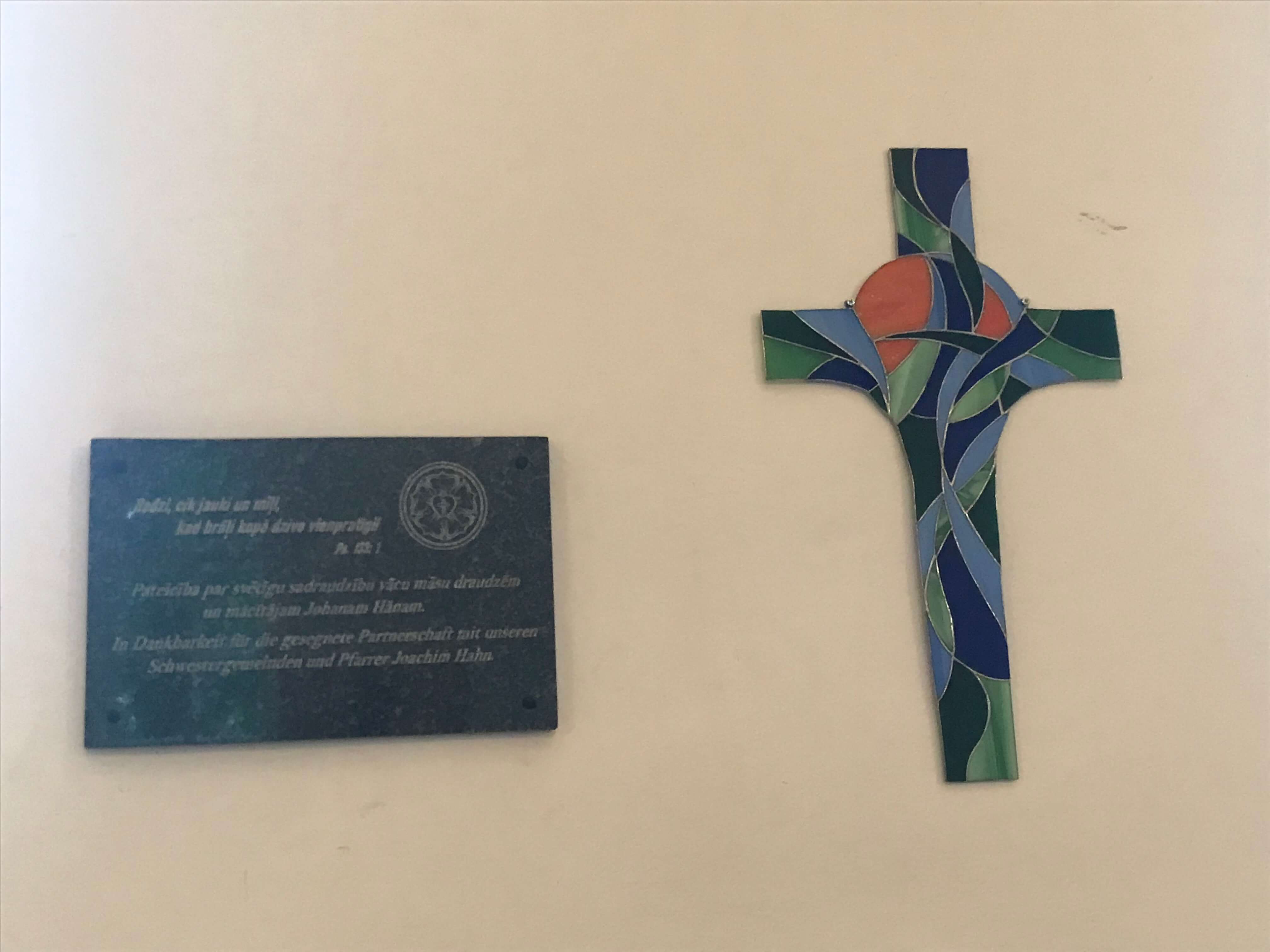 Glaskreuz in der Kirche Vilaka - ein Geschenk aus Rüsseina