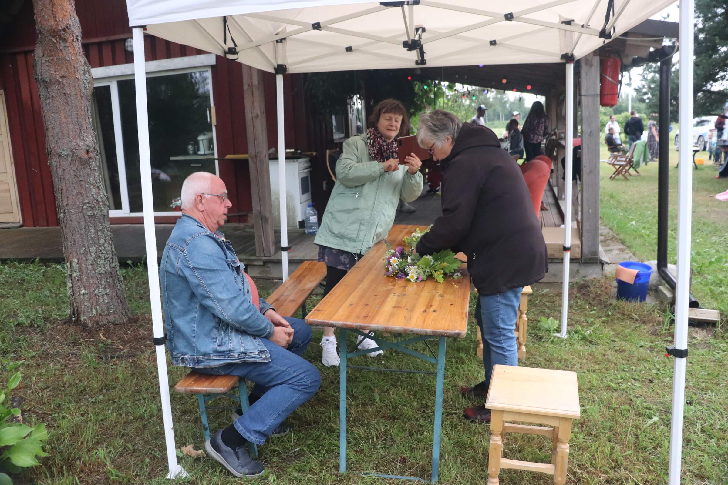 Kränzewinden zum traditionellen Līgo-Fest (Mittsommer)