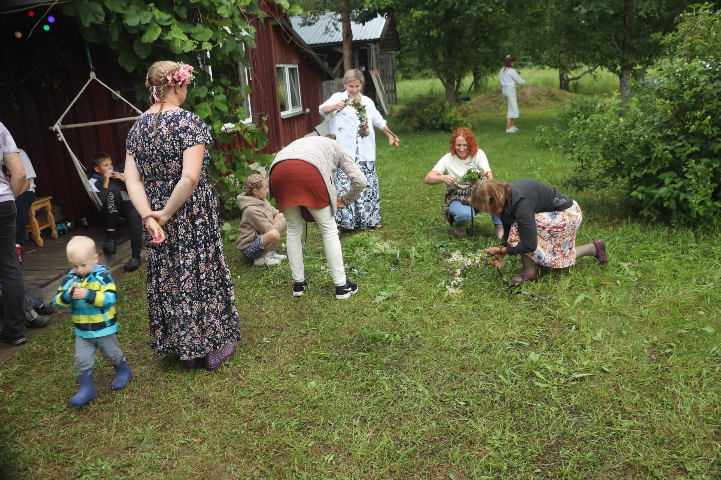 Kränzewinden zum Līgo-Fest (Mittsommer)