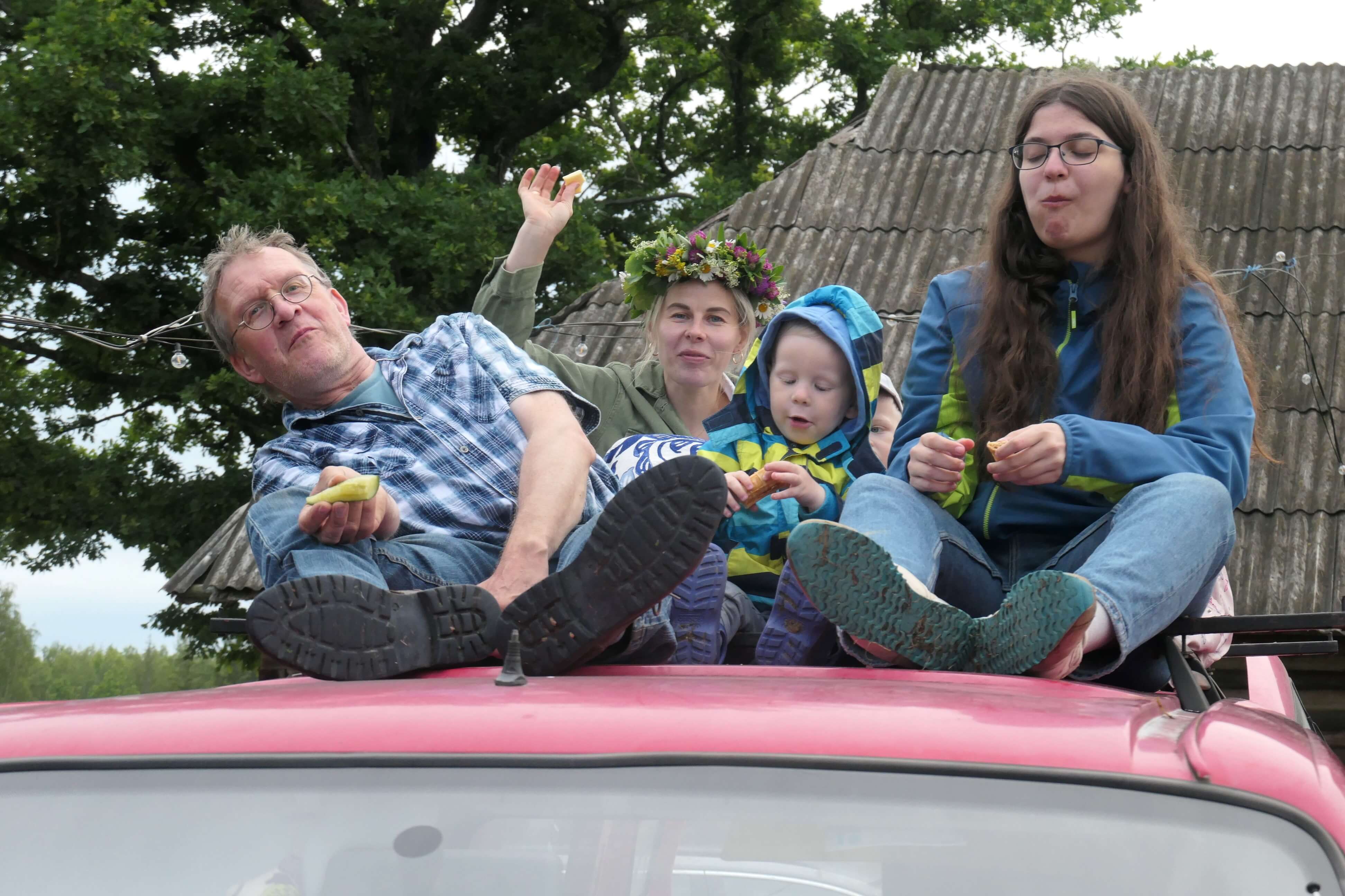 Līgo-Fest - Transport auch mal auf dem Fahrzeugdach
