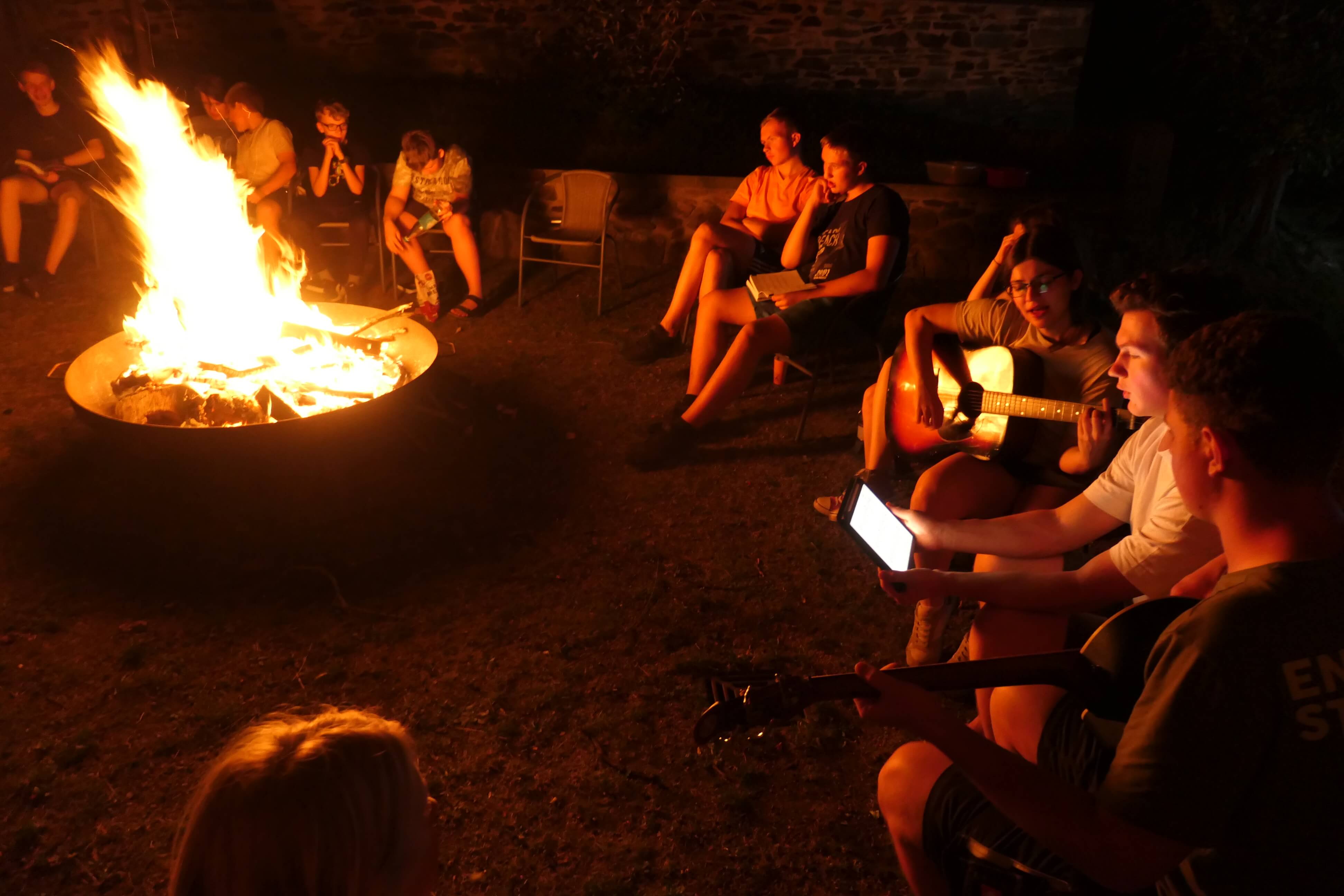 Lagerfeuer und Zeltübernachtung nach dem Volleyballturnier