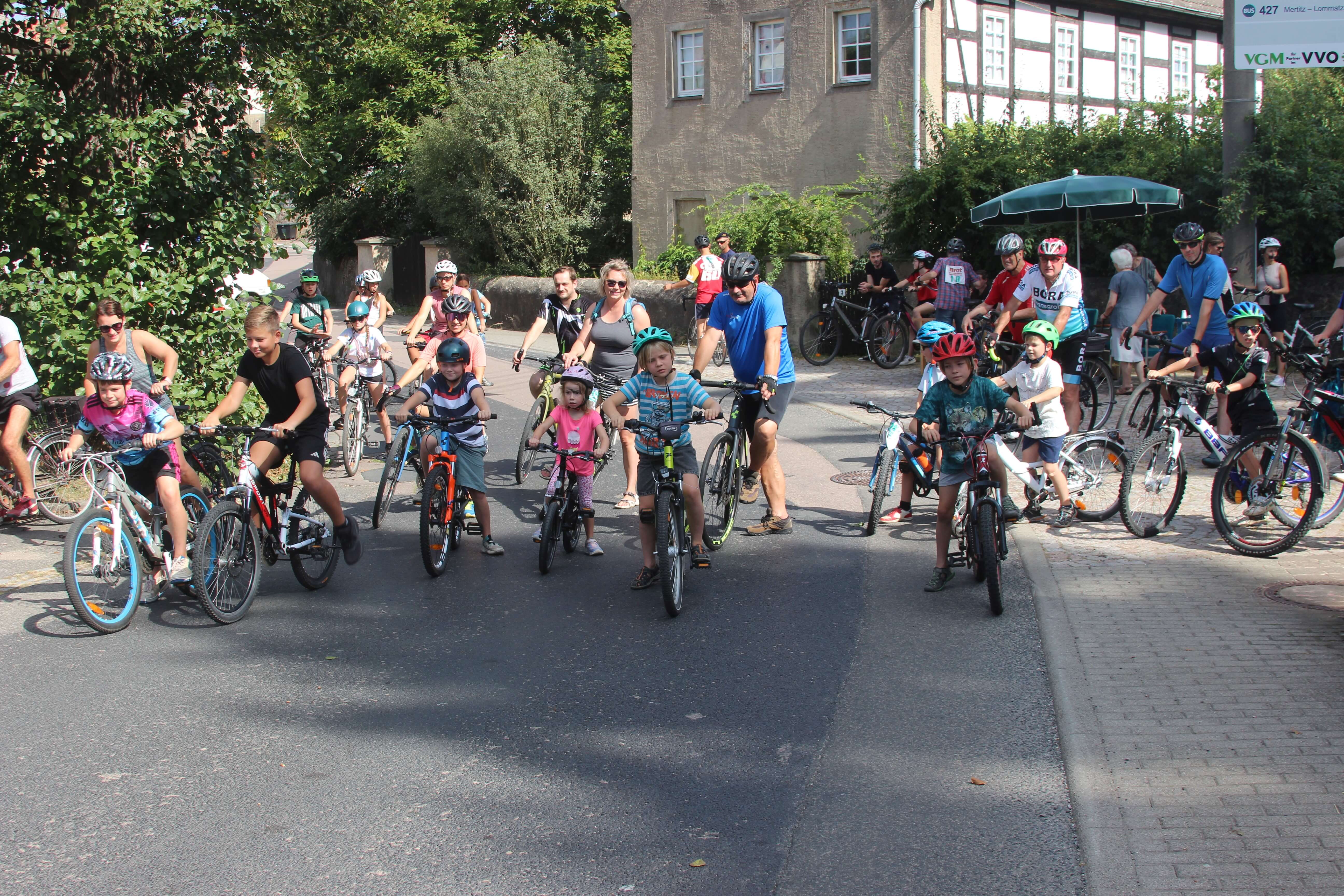 Start zur taditionellen Fahrrad-Ralley in Leuben